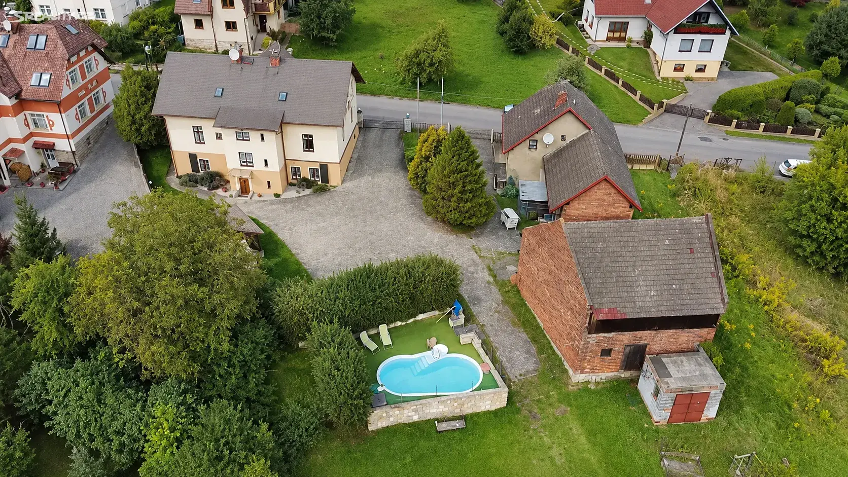 Dvůr, bazén a pozemek
